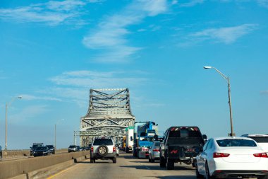 Mississippi Baton Rouge 'dan geçen arabalar Baton Rouge, Louisiana, ABD' deki eski tarihi Horace Wilkinson köprüsünde.