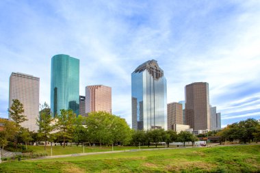 Houston 'ın ufuk çizgisi öğleden sonra geç saatlerde Bayou Yürüyüşü, Teksas, ABD' den görüldü.