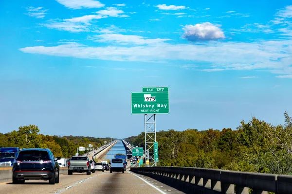 Louisiana 'daki 975 numaralı otobandan çıkan viski ambarı.