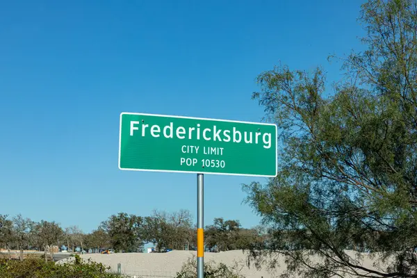 Fredericksburg Hoş Geldiniz Tabelası Şehir Sınırı Pupülasyonu Ile Fredericksburg Teksas — Stok fotoğraf