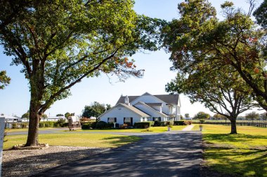 Southfork Çiftliği 'nin önü, Dallas TV filminin çiftliği.