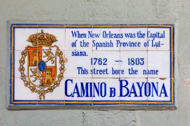 New Orleans, Louisiana, ABD 'deki Fransız mahallesindeki fayansların üzerindeki eski sokak adı Calle Burbon.