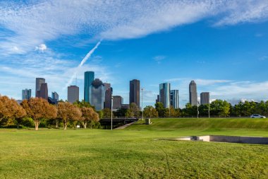 Houston, Teksas 'ın manzaralı silueti Morniong ışığında Buffalo Bayou Parkı' ndan görüldü.