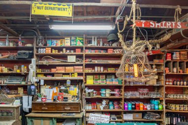 Luckenbach, ABD - 2 Kasım 2023: Luckenbach 'ta eski bir mağaza -depo - bir köy için gerekli tüm malzemeleri sunan eski batı mağazaları geleneği.