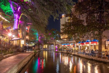 San Antonio, ABD - 31 Ekim 2023: Aydınlatılmış ağaçlar ve restoranlarla San Antonio Nehri Yürüyüşü. San Antonio, Teksas 'ta şehir parkı ve yaya sokağı. ABD