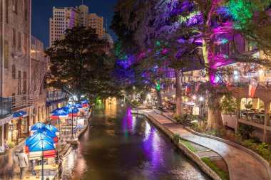 San Antonio, ABD - 31 Ekim 2023: Aydınlatılmış ağaçlar ve restoranlarla San Antonio Nehri Yürüyüşü. San Antonio, Teksas 'ta şehir parkı ve yaya sokağı. ABD