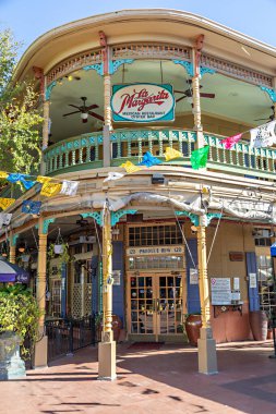 San Antonio, ABD - 31 Ekim 2023: Meksika Pazar Meydanı Kağıt Dekorasyonları San Antonio Teksas. San Antonio birçok Meksika restoranıyla Meksika 'ya çok yakındır..