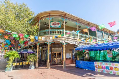 San Antonio, ABD - 31 Ekim 2023: Meksika Pazar Meydanı Kağıt Dekorasyonları San Antonio Teksas. San Antonio birçok Meksika restoranıyla Meksika 'ya çok yakındır..