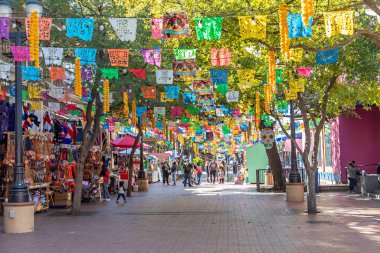 San Antonio, ABD - 31 Ekim 2023: Meksika Pazar Meydanı Kağıt Dekorasyonları San Antonio Teksas. San Antonio birçok Meksika restoranıyla Meksika 'ya çok yakındır..
