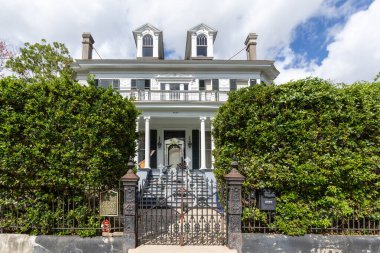 New Orleans; ABD - 26 Ekim 2023: New Orleans, McKnight Marioni Nolan House, Louisiana, ABD. Louisiana, Garden District 'teki en eski ve en ünlü mahallelerden biri..