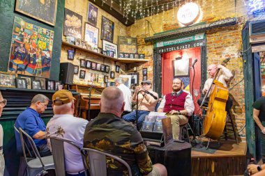 New Orleans; ABD - 25 Ekim 2023: New Orleans 'taki Buorbon Caddesi' ndeki Jax Club Fritzels 'da bir grubu dinlemek.