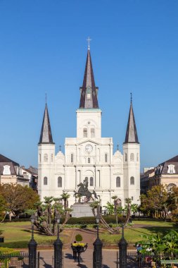 New Orleans, ABD 'deki Jackson Meydanı' ndaki St. Louis Katedrali manzaralı.