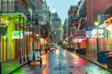New Orleans, ABD - 25 Ekim 2023: New Orleans 'taki bir parti gecesinden sonra sabahın erken saatlerinde Bourbon caddesini temizlemek.