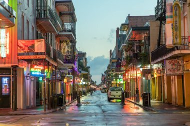 New Orleans, ABD - 25 Ekim 2023: New Orleans 'taki bir parti gecesinden sonra sabahın erken saatlerinde Bourbon caddesini temizlemek.