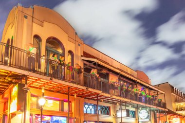 New Orleans, ABD - 24 Ekim 2023: New Orleans şehir merkezindeki Fransız Mahallesi 'nde neon ışıklı barlar ve barlar.