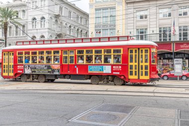 New Orleans, ABD - 24 Ekim 2023: New Orleans Canal Caddesi 'ndeki kırmızı tarihi sokak arabası.