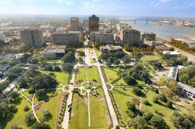 Baton Rouge şehir merkezine manzara ve Huey Long heykeli sabah vakti, Louisiana, ABD