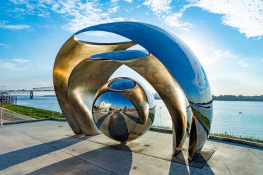 Baton Rouge, ABD - 23 Ekim 2023 Sing the River Sculpture yansıtıcıdır ve geceleri yanar, Mississippi Nehri Köprüsü 'nden bile görünür kılar..