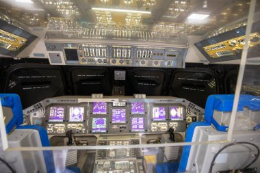 Houston, ABD - 22 Ekim 2023: Teksas 'taki Houston Uzay Merkezi' nde bir Uzay Mekiği kokpiti sergileniyor