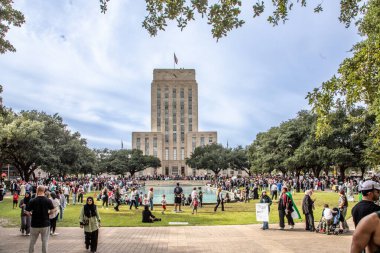 Houston, ABD - 21 Ekim 2023: İnsanlar Filistin 'de barış için Houston belediye binasında gösteri yaptılar.