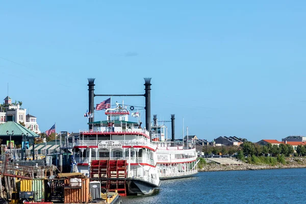 アメリカ合衆国ニューオーリンズ 2023年10月24日 移民の記念碑近くのミシシッピ川の桟橋で蒸気船クリーム女王 蒸気ボートはまだ観光イベントのために動作しています — ストック写真