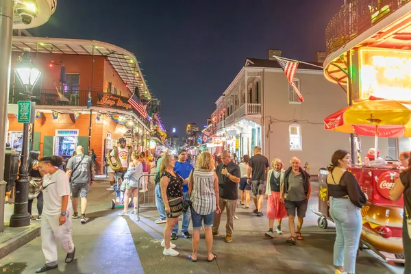 New Orleans Usa Října 2023 Lidé Navštěvují Hospody Bary Neonovými — Stock fotografie
