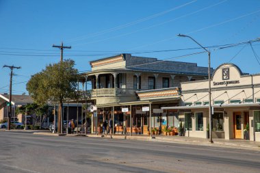 Fredericksburg, ABD - 1 Kasım 2023 Frederiksburg, Teksas 'taki ana cadde, perakende mağazaları ve yürüyen insanlarla The Magic Mile olarak da bilinir..