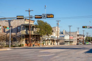 Fredericksburg, ABD - 1 Kasım 2023 Frederiksburg, Teksas 'taki ana cadde, perakende mağazaları ve yürüyen insanlarla The Magic Mile olarak da bilinir..
