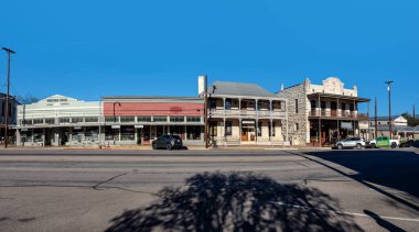 Fredericksburg, ABD - 1 Kasım 2023 Fredericksburg, Teksas 'taki ana cadde, perakende mağazaları ve yürüyen insanlarla The Magic Mile olarak da bilinir..