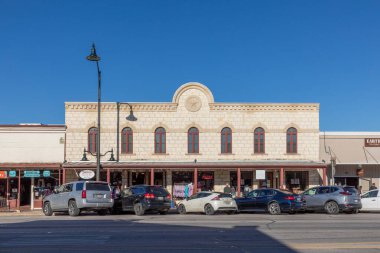 Fredericksburg, ABD - 1 Kasım 2023 Fredericksburg, Teksas 'taki ana cadde, perakende mağazaları ve yürüyen insanlarla The Magic Mile olarak da bilinir..