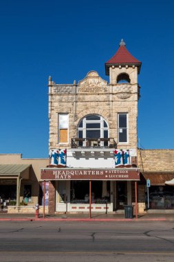 Fredericksburg, ABD - 1 Kasım 2023 Frederiksburg, Teksas 'taki ana cadde, perakende mağazaları ve yürüyen insanlarla The Magic Mile olarak da bilinir..