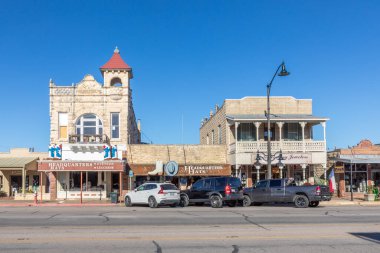 Fredericksburg, ABD - 1 Kasım 2023 Frederiksburg, Teksas 'taki ana cadde, perakende mağazaları ve yürüyen insanlarla The Magic Mile olarak da bilinir..