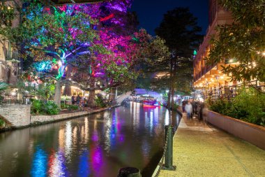 San Antonio, ABD - 31 Ekim 2023: Aydınlatılmış ağaçlar ve restoranlarla San Antonio Nehri Yürüyüşü. San Antonio, Teksas 'ta şehir parkı ve yaya sokağı. ABD