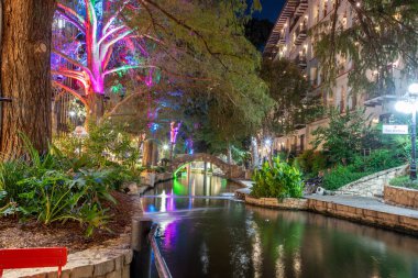 San Antonio, ABD - 31 Ekim 2023: Aydınlatılmış ağaçlar ve restoranlarla San Antonio Nehri Yürüyüşü. San Antonio, Teksas 'ta şehir parkı ve yaya sokağı. ABD