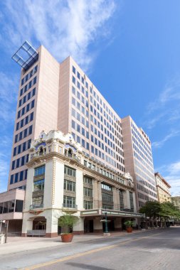 San Antonio, ABD - 31 Ekim 2023: San Antoniio, Teksas şehir merkezindeki tarihi bina. Modern mimarinin güzel bir karışımı ve eski sanat yeniliği..