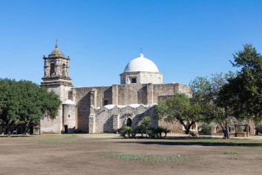 San Antonio, ABD - 31 Ekim 2023: San Antonio misyon patikasındaki San Antonio misyonuna bakın, bir Unesco dünya mirası alanı.