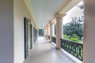 Vacherie, ABD - 27 Ekim 2023: Vacherie, Teksas 'taki Oak Alley Plantation' da balkon. Çiftlik 1752-1975 yılları arasında işletildi ve günümüzde köleliğin tarihini göstermek için bir müze olarak hizmet vermektedir..