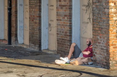 New Orleans, ABD - 25 Ekim 2023: Evsizler New Orleans, ABD 'deki BOURBON Caddesi' nde gece boyunca uyur.