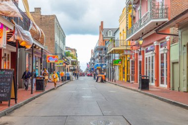 New Orleans; ABD - 24 Ekim 2023: New Orleans şehir merkezindeki Fransız Mahallesi 'nde neon ışıkları olan barlar ve barlar.