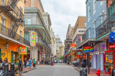 New Orleans; ABD - 24 Ekim 2023: New Orleans şehir merkezindeki Fransız Mahallesi 'nde neon ışıkları olan barlar ve barlar.