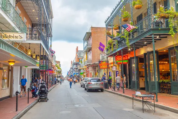 New Orleans; ABD - 24 Ekim 2023: New Orleans şehir merkezindeki Fransız Mahallesi 'nde neon ışıkları olan barlar ve barlar.