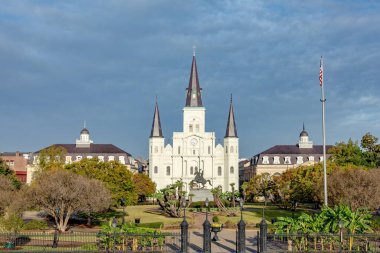 Manzaralı New Orleans manzaralı sabah güneşiyle Jackson Meydanı 'na St. Louis Katedrali, New Orleans, Louisiana, ABD