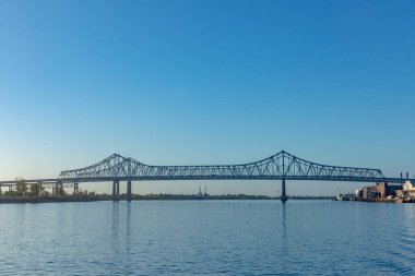 New Orleans, ABD 'deki Mississippi nehri boyunca uzanan Crescent City Connection köprüsüne manzaralı sabah manzarası