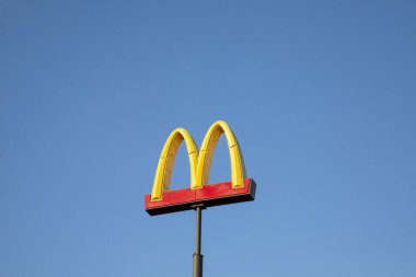 Austin, Teksas - 3 Kasım 2023 McDonald 's Restoran tabelası mavi gökyüzü üzerinde. McDonald 's Corporation, 1940 yılında kurulan bir Amerikan fast food şirketidir..