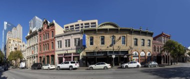 Austin, Teksas - 3 Kasım 2023: Austin, ABD 'deki tarihi eski evlerin cephesi.