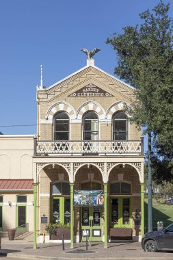 Austin, Teksas - 3 Kasım 2023: Austin, ABD 'deki Lundberg pastanesinin tarihi cephesi, balkonlu Victoria tarzı bir bina.