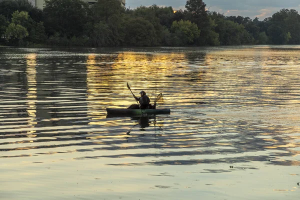 テキサス州オースティン 2023年11月3日 金色の日の出の反射で川のカラードで彼のカヌーで早朝の光の魚の漁師 — ストック写真