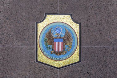 Austin, Teksas - 3 Kasım 2023: USA Arms Coat, Teksas Eyalet Kütüphanesi 'nin önünde yer almaktadır..