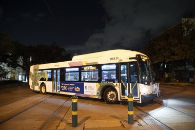 New Orlewans, ABD - 25 Ekim 2023: Kanal Caddesi 'nde gece otobüsü çalışmaktadır..