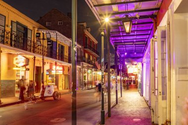 New Orleans, ABD - 24 Ekim 2023: New Orleans şehir merkezindeki Fransız Mahallesi 'nde neon ışıklı barlar ve barlar.